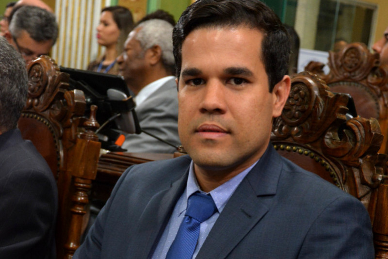 Felipe Lucas defende que taxa paga por barraqueiros de praia seja anual