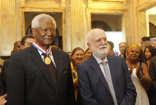 Edvaldo Brito é condecorado com a Medalha do Mérito Jurídico Ruy Barbosa