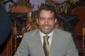 Paulo Magalhães Jr. leva gabinete às ruas